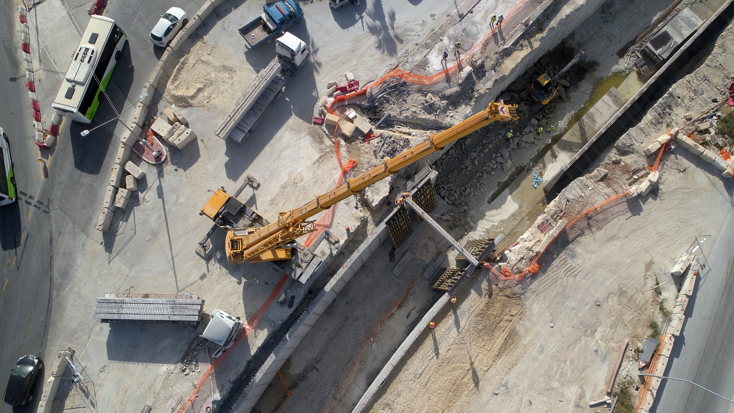 Lifting the first beams of the Mriehel Underpass ceiling slab